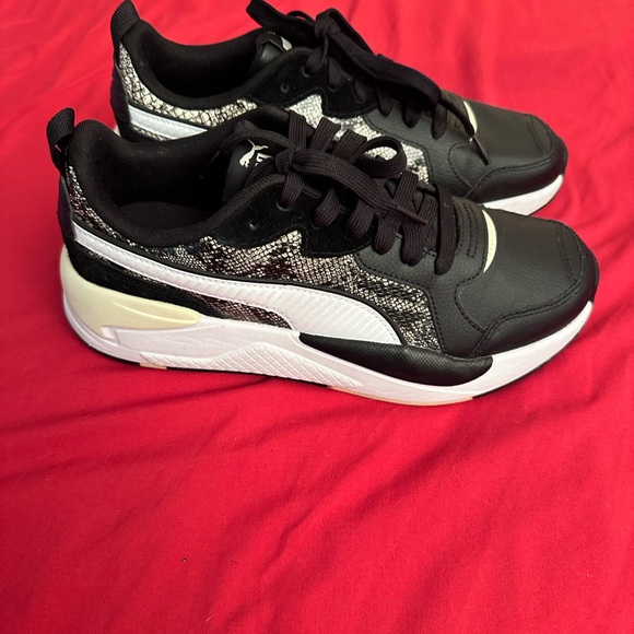 Women’s Pumas- s-9, new w/o box! - Picture 5 of 9